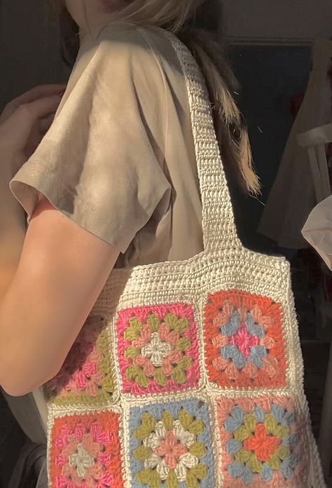 Patchwork, Cute Crochet Granny Square Bag, Crochet Beach Bag Granny Square, Granny Square Tote Bag Layout, Crochet Tote Bags Granny Square, Tote Bag Crochet Granny Squares, Crotchet Bags Aesthetic, Crochet Tote Bag Ideas, Granny Square Aesthetic