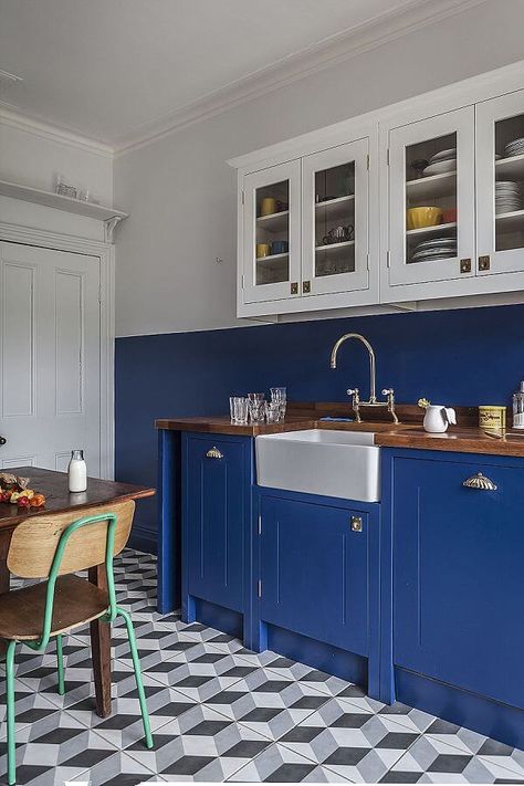 03 Brilliant Blue & Bright Red British Standard Kitchen, Kitchen Credenza, Kitchen Cabinet Trends, Dining Room French, Kitchen Design Color, Blue Kitchen Cabinets, London Kitchen, Kitchen Dinning Room, Grey Kitchen Cabinets