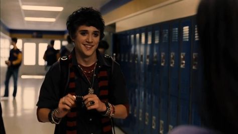 Kyle Gallner from "Jennifer's Body" looking super cute, with his eyeliner and everything Jennifer's Body Kyle Gallner, Jennifers Body Emo Guy, Colin Gray Jennifer, Jennifer's Body Colin Gray, Caster Chronicles, Colin Gray, Attractive Characters, Jennifer's Body Aesthetic, Kyle Gallner