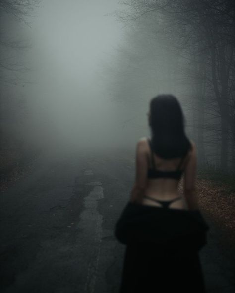 Wallpapers Forest, Wallpapers Girl, Moody Portraits, Fog Photography, Friendship Photography, Girl Wallpapers, Moody Photography, Street Portrait, Forest Photography