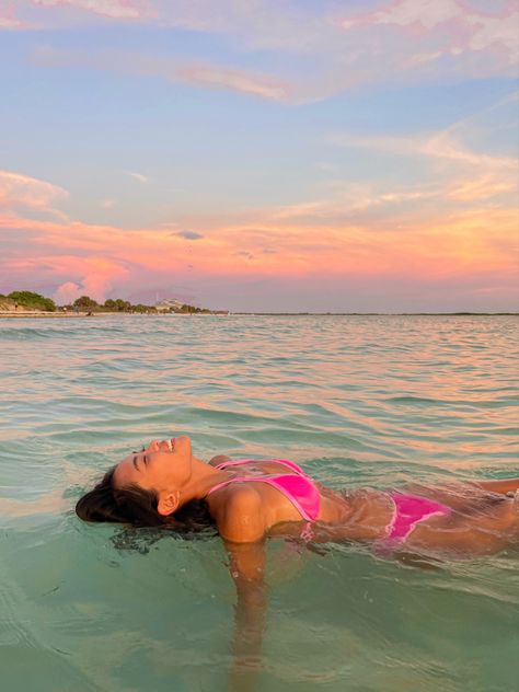 Peru, Floating Beach Picture, Swimming Pose Ideas, Beach Solo Photo Ideas, Candid Beach Pictures, Trip Poses, Summer Sunset Pictures, Swimming Pose, Pose Ideas Beach