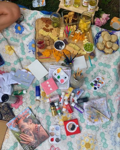 Painting In The Park Picnic, Birthday Picnic Painting, Painting Dates With Friends, Picnic Paint Party, Picnic With Painting, Painting Picnic With Friends, Paint With Friends Aesthetic, Painting Picnic Ideas, Picnic Painting Aesthetic