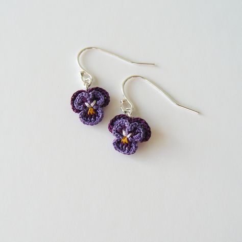 Crochet Pansy, Pansy Earrings, Embroidered Jewellery, Beau Crochet, Lace Skull, Embroidered Earrings, Crochet Bracelet Pattern, Bracelet Crochet, Earrings Crochet