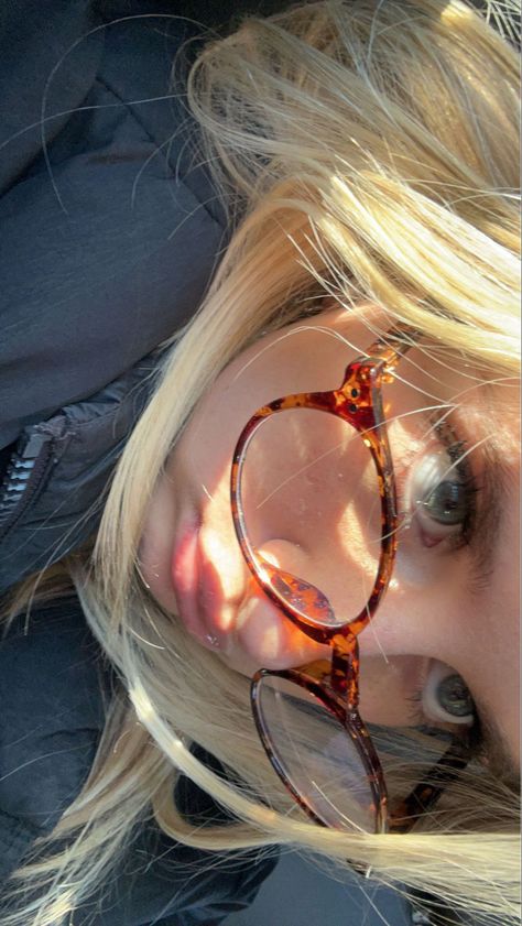 #glasses #eyemakeup #blonde Glasses Frames For Women Tortoise Shell, Aesthetic Reading Glasses, School Glasses, Blonde With Glasses, Bangs And Glasses, Cute Glasses Frames, Glasses Inspiration, Chic Glasses, Tortoise Glasses