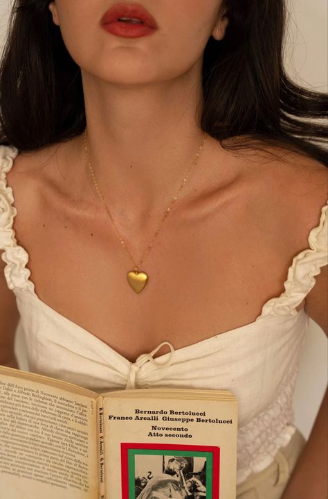 Books And Jewelry Aesthetic, Pretty Jewellery Necklaces, Heart Locket Necklace Aesthetic, Faye Core, Katy Core, Jewelry Model Poses, Jewerly Models, Flipagram Instagram, Silk Bag
