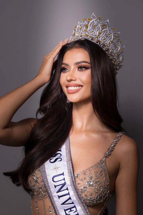 Up to now, Thai and Filipino representatives are considered the two strongest candidates of Miss Universe 2023 because they both possess outstanding physique and the ability to swallow the mic.#VietnamRepresentative #IncenseCup #MissUniverse2023 #MissUniverseThailand #MissUniversePhilippines #MissUniverseVn Indian Miss Universe, Miss World Dress, Pageant Headshots With Crown, Pageant Photoshoot Ideas, Pageant Aesthetic, Ms Universe, Pageant Pictures, Miss Universe 2023, Pageant Photography