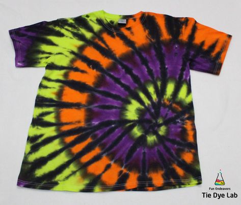 Tutorial video showing how to tie and apply the dye to make this fun and colorful Halloween inspired spiral tie dye. Tela, Diy Halloween Shirts, Tie Dye Tutorial, Tie Dye Shirts Patterns, Diy Tie Dye Techniques, Diy Tie Dye Designs, Tie Dye Patterns Diy, Diy Tie Dye Shirts, Dye Patterns