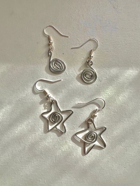 Wire Earrings Designs, Grunge Jelewry, How To Make Star Earrings, Diy Earrings Grunge, Star Bead Earrings, Grunge Earrings Diy, Jewelry Aesthetic Handmade, Handmade Earrings Aesthetic, Diy Star Jewelry