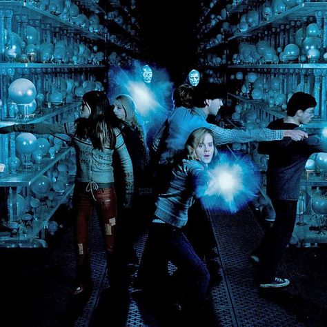The Hall of Prophecy was the first-ever completely computer-generated set on the Harry Potter movies. “We were going to physically manufacture fifteen thousand glass spheres and place them on glass shelves. Then we did a test and realized that when these shelves went crashing over, it was going to take weeks to replace and reset the orbs.” - Stuart Craig #HarryPotter Citate Harry Potter, Wallpaper Harry Potter, Tapeta Harry Potter, Harry Potter Wall, Buku Harry Potter, Harry Potter Ron, Yer A Wizard Harry, Images Harry Potter, Lord Voldemort