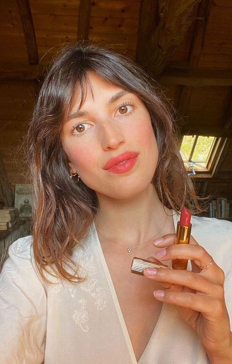 Jeanne Damas Beauty Routine: The Full List of Her Favorites Jeanne Damas Hair, French Girl Makeup, Parisian Makeup, Jeanne Damas Style, French Makeup, Parisian Beauty, Chic Makeup, Jeanne Damas, French Beauty