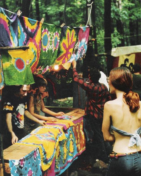 Woodstock Fetsival Tidye shop August 1969 The picture shown here, was one taken of a booth at a Woodstock Music and Art Fair in August 1969. Counter cultural fashion had prided itself on offering one of a kind, natural, and homemade, again all key elements of the hippie look. In further going along with hippie philosophy, only natural dyes were used. Hippy Aesthetic, Mundo Hippie, Fashion 60s, 60s Hippie, Hippie Movement, Boho Chique, Moda Hippie, Hippie Lifestyle, Hippie Aesthetic