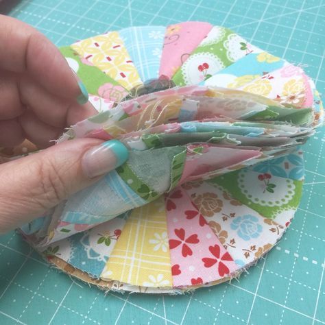 Today I'm excited to share with you a tutorial for my Cutie Pie Flowers:) The flower part is made using the leftover circles ... Dresden Plate Patterns, Dresden Plate Quilts, Dresden Quilt, Spring Quilts, Flower Quilts, Parts Of A Flower, Dresden Plate, Patchwork Quilting, Quilting Techniques