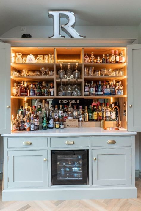 Anyone else want to be friends with the R family when they have a drinks cabinet like this? 

This bespoke cabinet is equipped with a fridge, a sink and ample storage for all the spirits you could ever imagine. Georgian Kitchen, Home Bar Counter, Want To Be Friends, Whiskey Room, Home Bar Cabinet, Home Bar Areas, Built In Shelves Living Room, Home Cocktail Bar, Home Bar Design