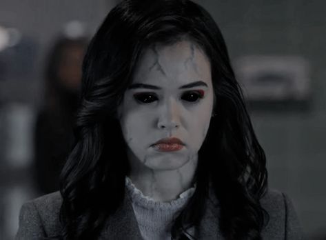 Dark Josie Saltzman, Willa Holland Gif, Dark Josie, Demon Aesthetic, Tvdu Cast, Kaylee Bryant, Josie Saltzman, Vamp Diaries, Willa Holland