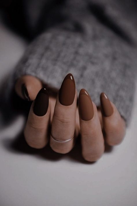 Winter Nails Brown 2023-2024 20 Ideas: Cozy and Stylish Nail Trends - Women-Lifestyle.com Winter Nails Brown, Uñas Old Money, Monochromatic Nails, Affluent Woman, Money Nails, Nails Brown, Nagellack Trends, Spring Nail Trends, Nail Colors Winter