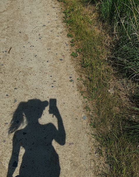 Shadow hat grass sidewalk trail summer ponytail picture self care exercise Morning Walk Snap, Health Pics, Walks Aesthetic, July Goals, Running Inspo, Shadow Pic, Running Pictures, Early Morning Walk, Walking Videos