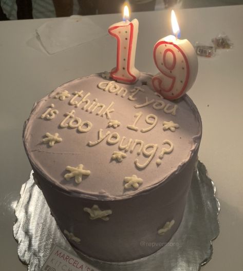 Essen, Taylor Swift 19 Birthday Cake, 19 Taylor Swift Cake, Taylor Swift 19th Birthday Cake, Cake Ideas 19th Birthday, Nineteen Birthday Cake, 19 Birthday Cake Aesthetic, Fifteen Birthday Cake, Speak Now Cake