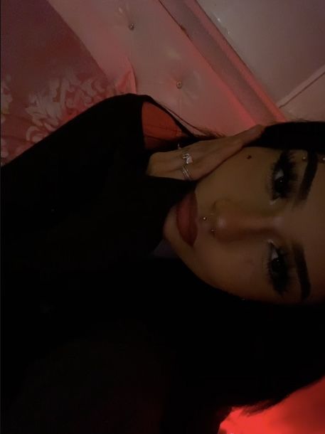 Latina Selfie Captions, Grunge Latina Makeup, Lash Extensions Latina, Latina Picture Ideas No Face, Prom Makeup Latina, Room Ideas Latina, V2k Outfits, Latina Eyelashes, Emo Copy And Paste Latina