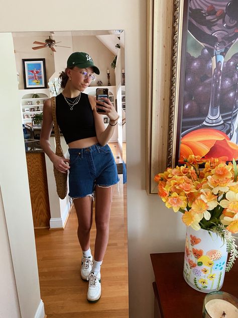 Jean Shorts Outfit Inspiration, Long Blue Jean Shorts Outfit, Beach Denim Shorts Outfit, Blue Short Jeans Outfit, Dark Blue Denim Shorts Outfit, Jean Shorts And Tank Top Outfits, Dark Jean Shorts Outfit, Dark Wash Shorts Outfit, Dark Blue Shorts Outfit