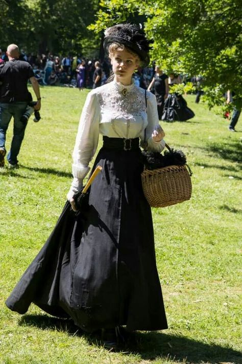 Victorian Picnic, Victorian Fashion Women, 1900 Fashion, Victorian Era Fashion, Edwardian Clothing, 1890s Fashion, Steampunk Dress, 1800s Fashion, Victorian Costume