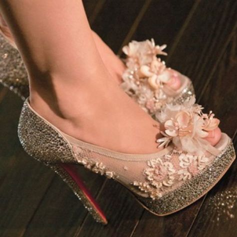 The shoes from Burlesque - Christina Aguilera :) Film Burlesque, Louboutin Wedding Heels, Christian Louboutin Wedding, Christian Louboutin Wedding Shoes, Louis Vuitton Shoes Heels, Fairy Shoes, Red Bottom Shoes, Christian Louboutin Boots, Christian Louboutin Outlet