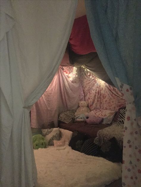 Camper Room Ideas, Sleepover Fort, Fort Ideas, Cool Forts, Sleepover Room, Huge Blanket, Zimmer Diy, Blanket Fort, Fun Sleepover Ideas