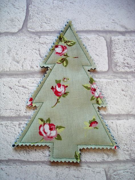 Christmas Tree Bunting Garland Tutorial - Sew Dainty Christmas Tree Garland Ideas, Tree Garland Ideas, Christmas Crafts Sewing, Christmas Sewing Patterns, Christmas Decorations Sewing, Garland Tutorial, Garland Ideas, Tree Tutorial, Christmas Tree Template