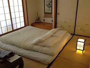 How to Make Your Own Japanese Bedroom: Simple Decor Ideas & Tips - Redo Your House Japanese Bedroom Traditional, Japanese Floor Bed, Japanese Bedroom Ideas, Japanese Bedroom Design, Japanese Style Living Room, Japanese Style Bedroom, Sleeping On The Floor, Japanese Apartment, Japanese Bedroom