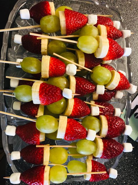 Crowd Finger Foods, Christmas Party Foods, Grinch Fruit, Christmas Finger Foods, Christmas Party Snacks, Party Crowd, Fest Mad, Christmas Buffet, Grinch Christmas Party