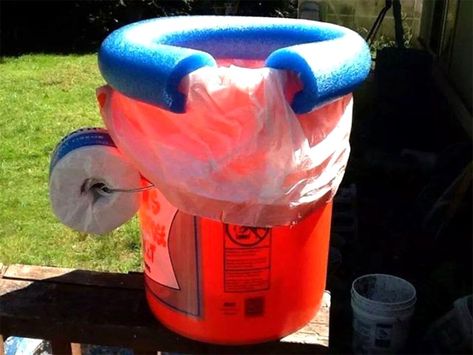 Diy Camping Toilet, Coachella Camping, Camping Klo, Bil Camping, Beach Camping Tips, 5 Gallon Buckets, Camping Sauvage, Camper Awnings, Camping Diy