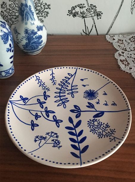 Painting A Plate, Ceramic Plates Designs, Pottery Cafe, Diy Keramik, Ceramic Cafe, Flow Magazine, Diy Pottery Painting, Painted Ceramic Plates, Pottery Inspo