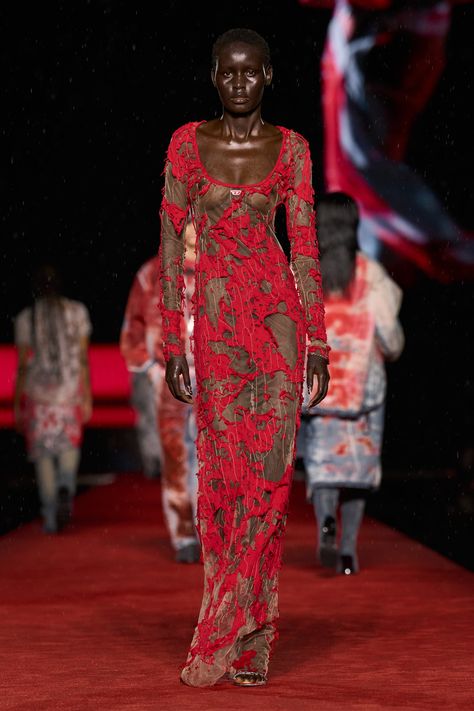 Red Runway Fashion, Red Runway, Diesel Dresses, 2024 Runway, Fashion Runway Show, Monochromatic Fashion, Fashion Week Paris, Couture Mode, Maxi Robes