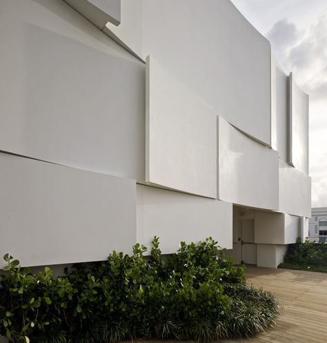 Gallery of Dior Miami Facade / Barbaritobancel Architectes - 6 Boutique Exterior, Miami Pictures, Facade Pattern, Dior Shop, Retail Facade, Dior Boutique, Shop Facade, Facade Material, Concrete Facade