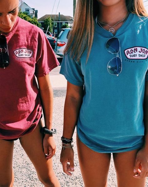 I just reallyyyy want to go to Ron Jon surf shop ☼ Vsco Outfits, Outfits Fo, Ron Jon, Ron Jon Surf Shop, Cooler Style, Summer Vibe, Outfit Look, Halloween Kostüm, Beach Vibes