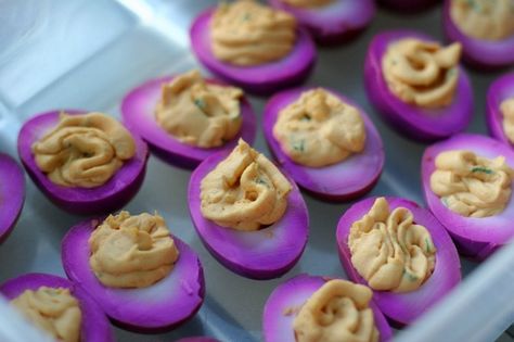 This deviled egg recipe was initially aimed at Baltimore Ravens fans, but the colors obviously work for #LSU tailgating. Purple Party Foods, Party Food Football, Birthday Appetizers, Pickled Deviled Eggs, Egg Appetizer, Deviled Egg Recipe, Purple Food, Egg Recipe, Deviled Eggs Recipe