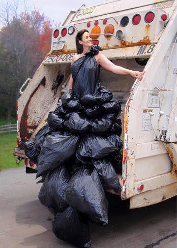 Garbage Bag Dress, Trash Bag Dress, Trash Couture, Trash Fashion, Crazy Dresses, Trash Art, Design Moda, Iconic Dresses, Weird Fashion