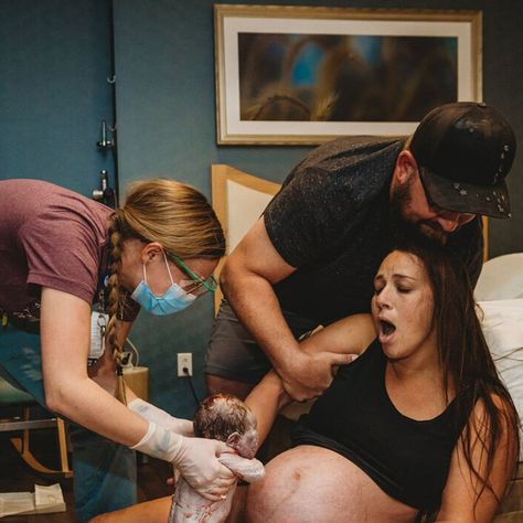 Crowning Birth Pictures, Couple And Baby Photography, Raw Birth Photography, Giving Birth Photos Crowning, Childbirth Photos, Birth Pictures, Pretty Pregnant, Birth Photos, Birth Photographer