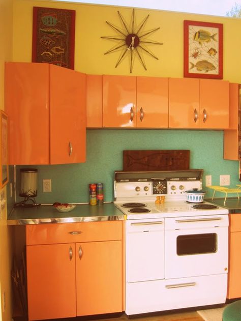 Continuous laminate countertop and backsplash. @ Retro Renovation Retro Kitchen Cabinets, Laminate Kitchen Cabinets, 1970s Kitchen, Mcm Kitchen, 70s Home, Retro Renovation, Orange Kitchen, Casa Vintage, Mid Century Modern Kitchen