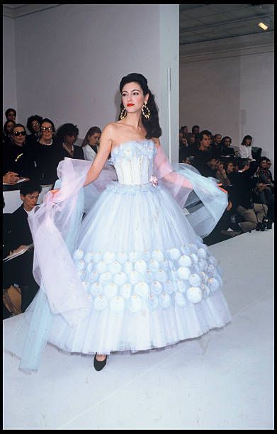 33 Chanel 1988 Pret A Porter Photos and Premium High Res Pictures - Getty Images Chanel Vintage Fashion, Movie Premiere Outfit, Chanel Gown, Style Année 90, Red Ball Gown, Met Gala Dresses, Gala Fashion, Runway Fashion Couture, 90s Runway Fashion