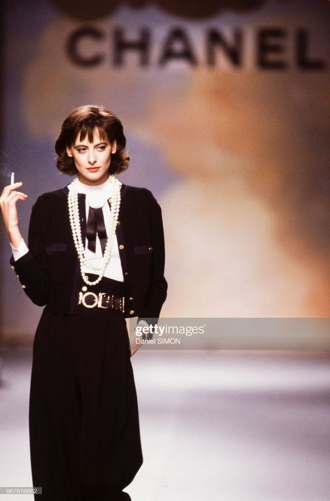 News Photo : Inès de La Fressange au défilé Chanel,... 1987 Fashion, Silhouette Mode, Coco Chanel Fashion, 90s Runway Fashion, Runway Outfits, Mode Chanel, Chanel Couture, Retro Mode, Elegantes Outfit