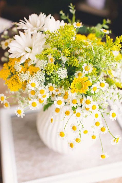21 Wedding Centerpieces That Will Totally Inspire You Feverfew Flower Arrangement, Simple Yellow Flower Arrangements, White Yellow And Green Wedding, White Yellow Green Wedding, White And Yellow Floral Arrangements, Yellow And Green Flower Arrangements, Green And Yellow Centerpieces, Boho Chic Flower Arrangements, Yellow And White Flower Centerpieces