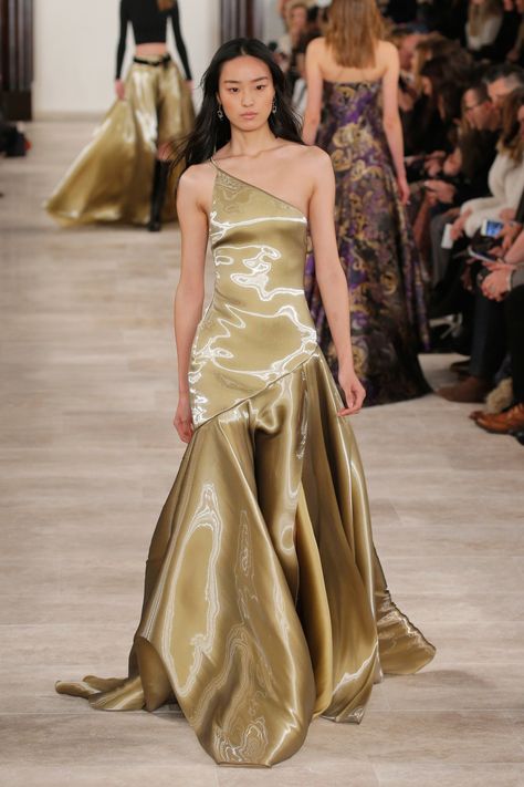 Metallic gold at Ralph Lauren: http://www.stylemepretty.com/2016/02/18/new-york-fashion-week-dresses-fall-2016/ Ralph Lauren Gold Dress, Liquid Dress, Gold Evening Dress, Ralph Lauren Runway, Gold Velvet Dress, Blue And Gold Dress, Fashion Week Dresses, Metal Dress, Gold Evening Dresses