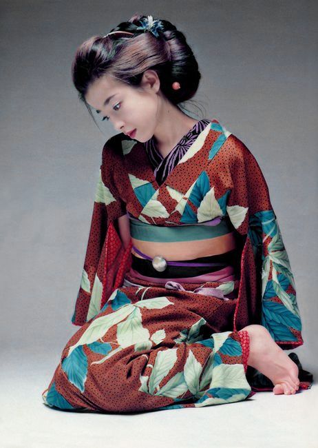 Drifting Night Women In Kimono, Rie Miyazawa, Woman In Kimono, Japanese Traditional Clothes, Kimono Gallery, Japanese Traditional Clothing, Kimono Women, Japanese Traditional Dress, Kimono Japan