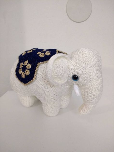 Amigurumi Patterns, Crochet White Elephant Gift, Flower Animals, Crochet African Flowers, White Elephant Party, Elephant Party, Crochet White, White Elephant Gift, Flower Motifs