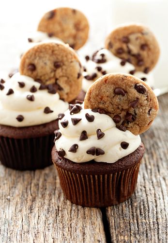 chocolate chip cookie cupcakes Cupcake With Cookie On Top, Chocolate Chip Cookie Cupcakes, Chocolate Chip Cookie Dough Cupcakes, Cookie Cupcakes, Cookie Dough Cupcakes, Chocolate Chip Cupcakes, Cake Mini, Cookie Dough Recipes, Think Food