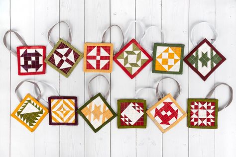 DIY Quilted Ornaments in 10 Easy Steps - The Jolly Jabber Quilting Blog Patchwork, Small Quilt Hanging Ideas, Thankful Sunday, Bazar Ideas, Knit Quilt, Christmas Quilt Blocks, Quilted Christmas Ornaments, Last Minute Christmas Gifts, Quilted Ornaments