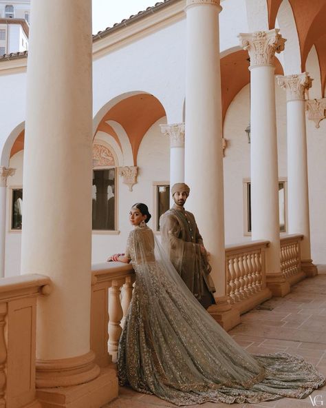 Cartagena, Indian Wedding Pictures, Anand Karaj, Bride Photos Poses, Indian Wedding Poses, Wedding Portrait Poses, Wedding Photoshoot Props, Bridal Photography Poses, Pre Wedding Photoshoot Outdoor