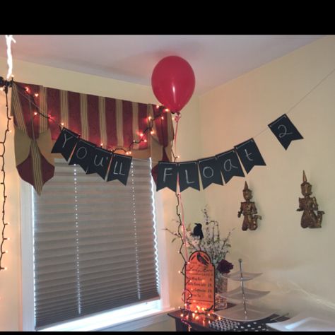 Stephen King themed party Stephen King Party Ideas, Stephen King Party, It Themed Party, Pennywise Party, It Stephen King, Horror Birthday, Horror Party, Halloween Things, King Birthday