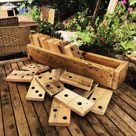 10 Kid-friendly Pallet Projects For Summer Fun! Fun Pallet Crafts for Kids #Industrialdesign Old Pallets, Wooden Pallet Projects, Diy Pallet Decoration, 1001 Pallets, Pallet Decor, Pallet Crafts, Woodworking Plans Diy, Diy Holz, Christmas Projects Diy