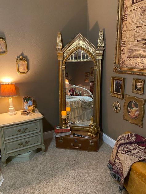 Hogwarts Aesthetic Room Decor, Harry Potter Themed Home Library, Chic Harry Potter Bedroom, Harry Potter Light Fixture, Harry Potter Vibe Room, Harry Potter Study Room, Hogwarts Inspired Bedroom, Harry Potter Room Design Ideas, Modern Harry Potter Room